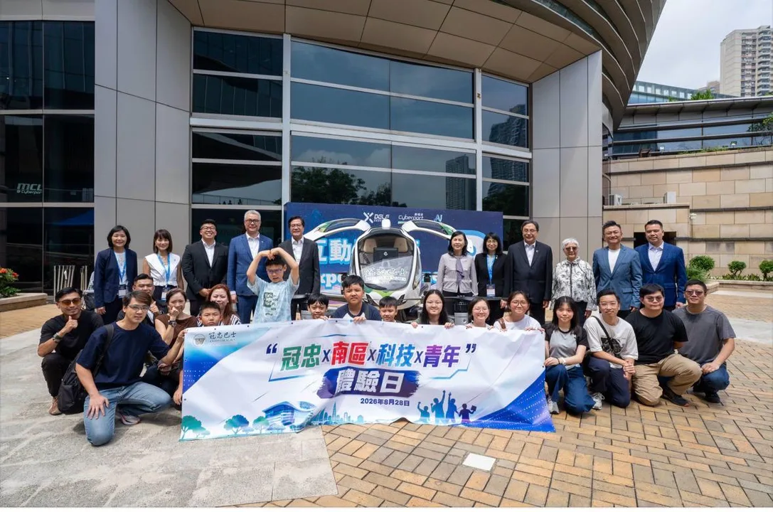 南區青年與政府官員及冠忠代表在 EH216-S 前合照