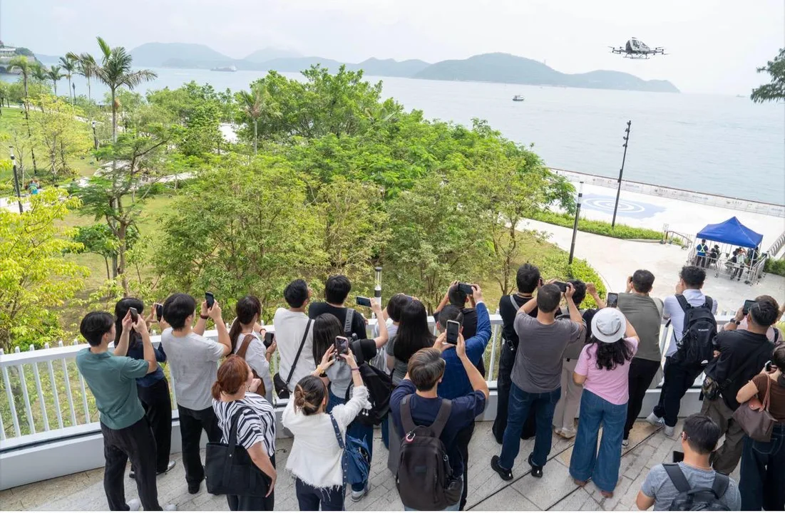數碼港海濱區域垂直起降機場 X 的起降坪,EH216-S 在上空飛行