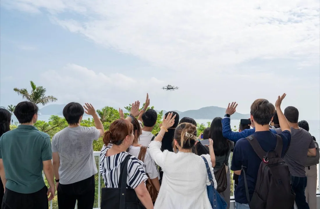 南區青年舉手望向在數碼港海濱上空飛行的 EH216-S